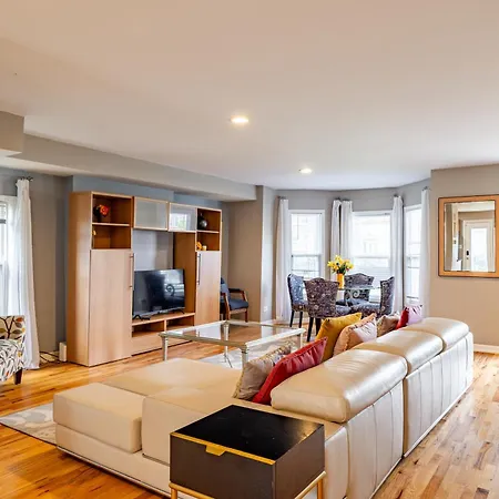 Spacious Row Home Next Transit Near Downtown W Parking
