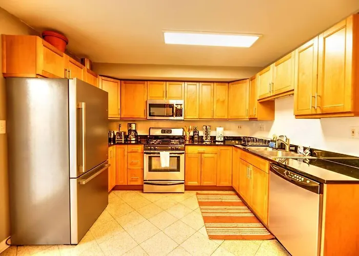Spacious Row Next Transit Near Downtown W Parking