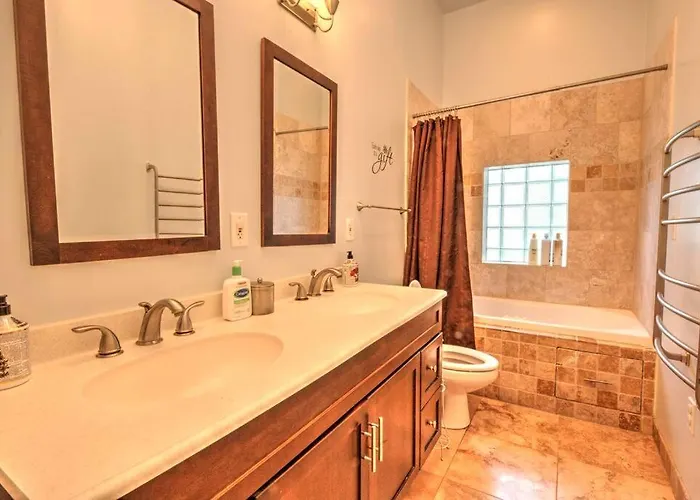 Spacious Row Next Transit Near Downtown W Parking *