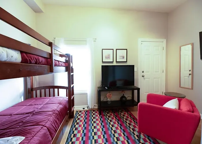 Casa de férias Spacious Row Next Transit Near Downtown W Parking *