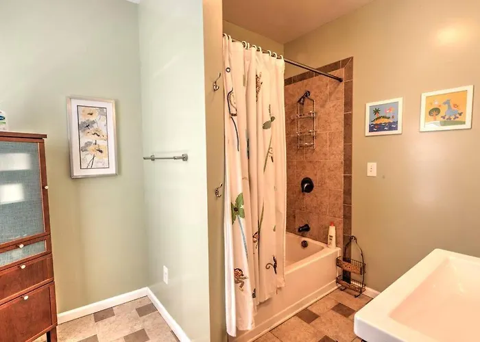 Spacious Row Next Transit Near Downtown W Parking *