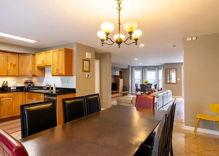 Casa de férias Spacious Row Next Transit Near Downtown W Parking *
